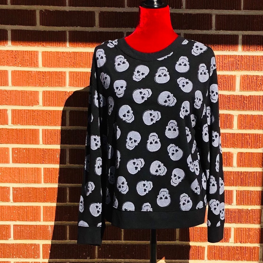 Skull long sleeve sweatshirt, Size XL, 15-17